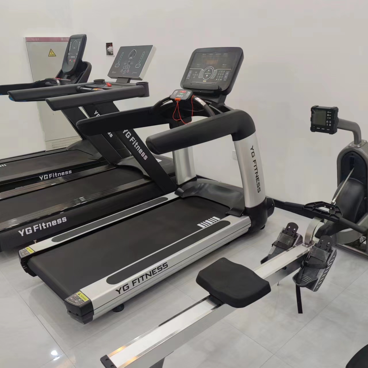 High And Running Gear - ลู่วิ่งไฟฟ้าสำหรับยิม 3 แรงม้า เครื่องวิ่งออกกำลังกายระดับมืออาชีพ คุณภาพสูง อุปกรณ์ฝึกคาร์ดิโอฟิตเนส